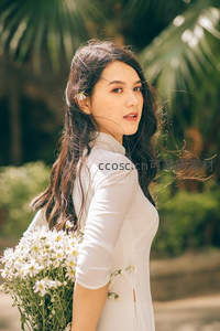 白裙佳人手捧雏菊，热带绿意中回眸一笑倾城