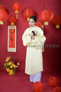 红墙灯笼映衬传统服饰女子