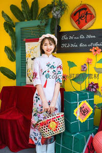 黄墙花景中微笑持篮女子