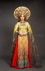 华服女子头戴金冠端庄伫立