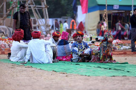 一群艺人围坐绿毯表演传统节目