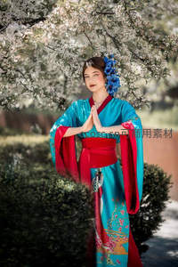 樱花树下和服女子合十