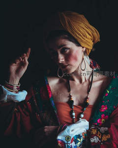 异域风情女子头戴黄巾凝视前方