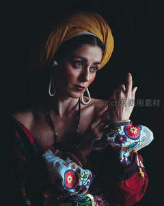 复古装扮女子指尖轻点目光专注