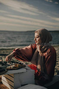 海边日落时分的穆斯林女子野餐