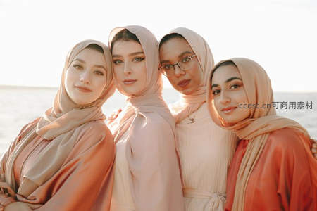 四位穆斯林闺蜜海边亲密合影