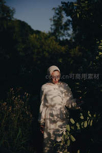 林间光影下的静谧女子
