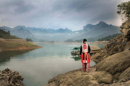 湖畔民族少女远眺云雾山峦