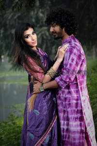 紫衣情侣湖畔深情相拥