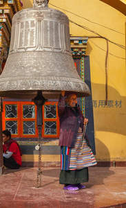 寺庙钟声前虔诚的老者