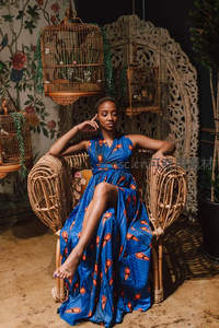 蓝裙佳人藤椅上的优雅时光