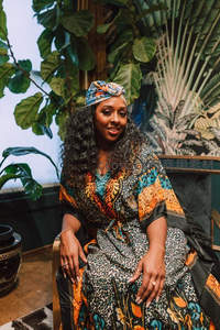 热带植物环绕的微笑女郎