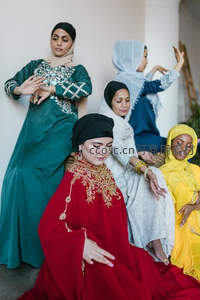 五位身着华美传统服饰的女性优雅合影