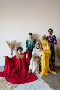 六位多彩服饰女性温馨合影展文化融合