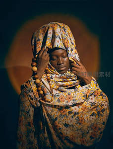 头戴花卉头巾的非洲女性闭目沉思