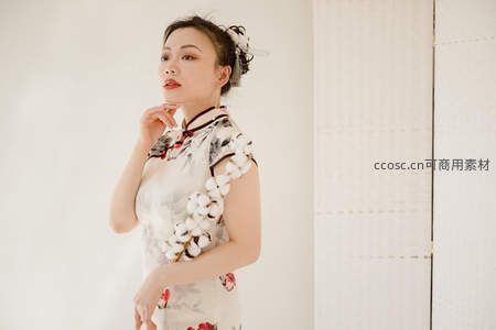 旗袍女子手托下巴凝望远方气质温婉