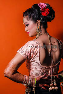 印度新娘背影展示精致刺绣与海娜纹身