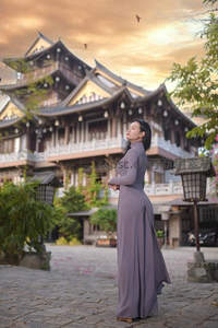 古寺黄昏，紫衣女子静立庭院