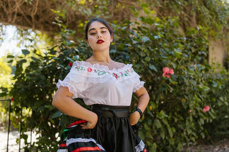 花园中的墨西哥传统服饰少女