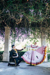 传统服饰下的浪漫双人舞