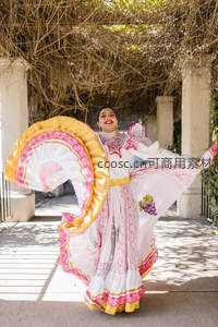 彩色裙摆飞扬的欢乐舞姿