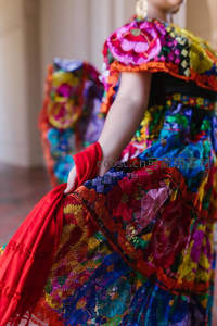 绚丽刺绣服饰细节特写