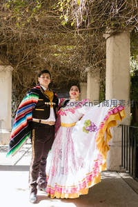 传统服饰情侣在藤蔓廊下合影