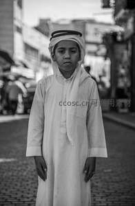 街头阿拉伯少年黑白肖像