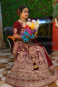 印度新娘手持花束优雅端坐