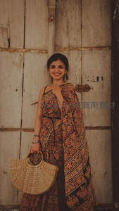 印花纱丽笑颜倚旧木门