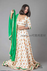 花饰白裙配翠绿纱巾舞动瞬间