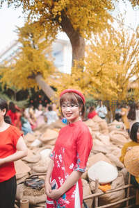 红衣少女秋日银杏树下微笑