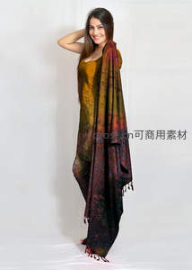 女子身披渐变彩纱优雅转身