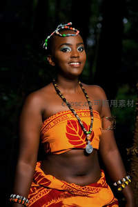 非洲部落少女身着传统服饰微笑