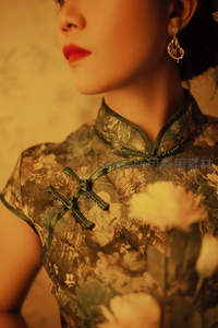 青绿盘扣特写，旗袍细节展现古典韵味