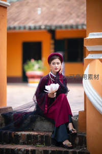 紫衣佳人倚柱抚面望远方