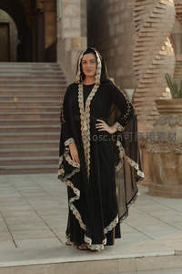 黑金刺绣长袍女子古建筑前