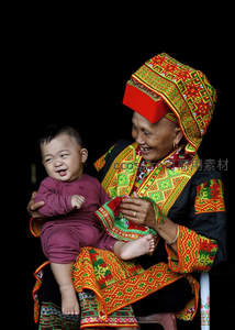 民族服饰老奶奶怀抱笑颜婴儿