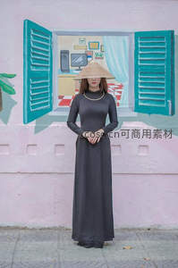 斗笠黑裙立墙前，粉墙绿窗如画境