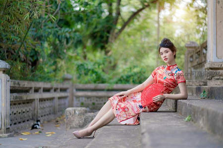 石阶红扇倚古桥，旗袍佳人显风韵