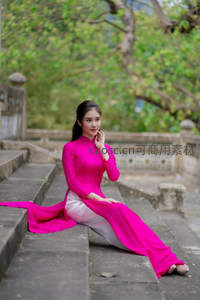 粉衣少女静坐石阶，柔美姿态融入绿意庭院