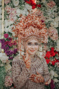 华丽头饰新娘笑靥如花，繁花背景衬托幸福时刻