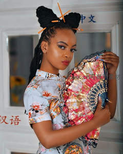 异域风情女子手持华丽折扇