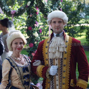 情侣身着巴洛克礼服花园留影
