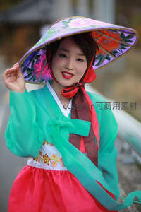 韩服美人近景微笑持帽自拍