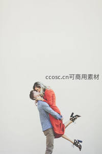 白色背景下的甜蜜托举