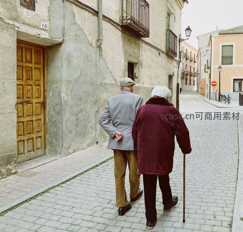 老伴携手漫步石板街，岁月静好相伴