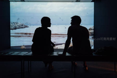海边巨幕前的剪影情侣静享时光