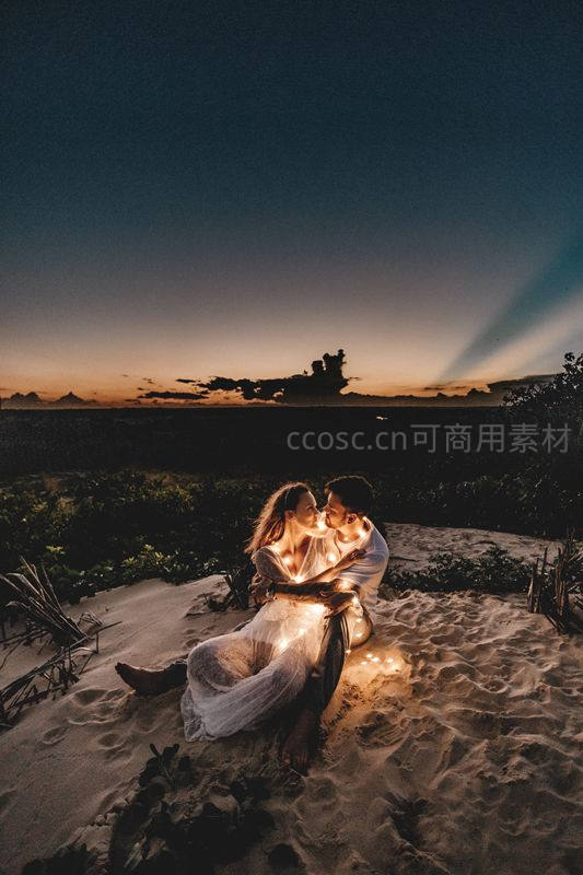 沙滩暮色中相拥的恋人