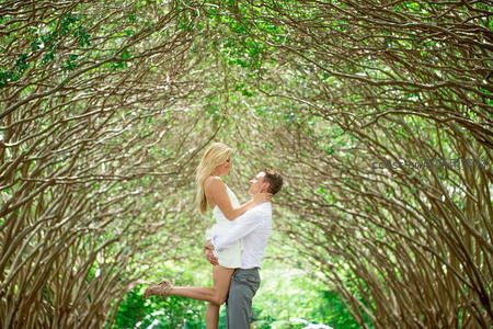 绿荫隧道中的浪漫托举